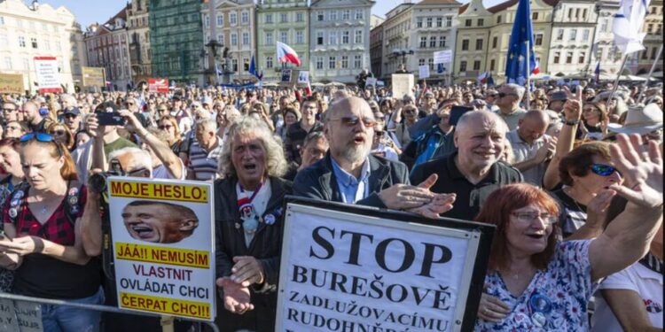 У центрі Праги пройшла масштабна акція проти уряду Бабіша напередодні виборів