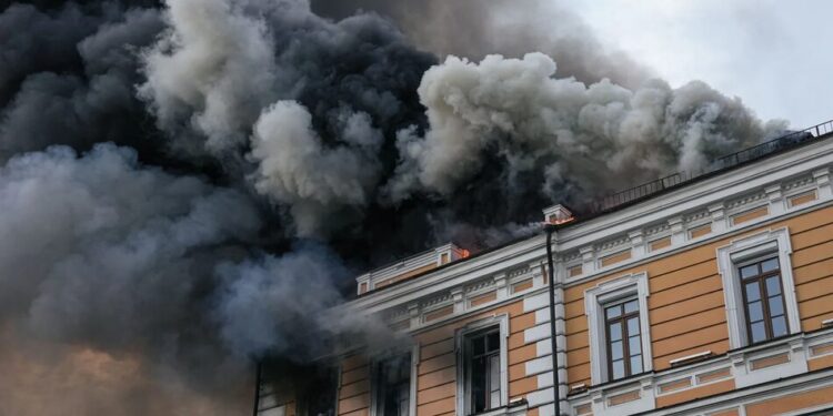 По центру Києва вдарив ворожий дрон: сталася пожежа у НАН, щонайменше одна загибла і травмовані