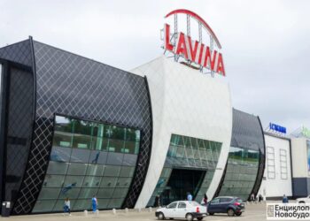 Окупанти продовжують атакувати Київ: стовп диму піднімається біля ТРЦ "Lavina Mall"