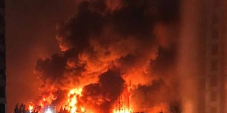 Під Києвом спалахнула масштабна пожежа: ймовірно, після атаки безпілотника