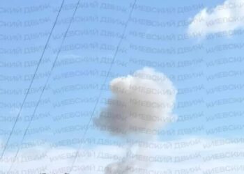 Наслідки атаки рф у Києві у двох районах: 4 постраждалих, залізницю не зачепило