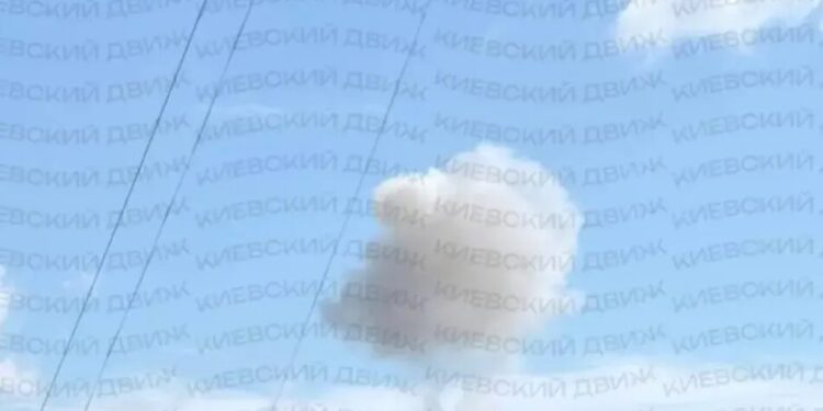 Наслідки атаки рф у Києві у двох районах: 4 постраждалих, залізницю не зачепило