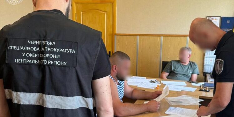 Били ногами і заламували руку: військовим ТЦК у двох областях оголосили підозри