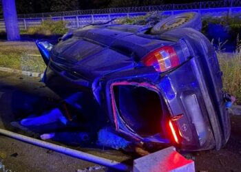 У Києві автомобіль Opel впав з мосту, водій загинув