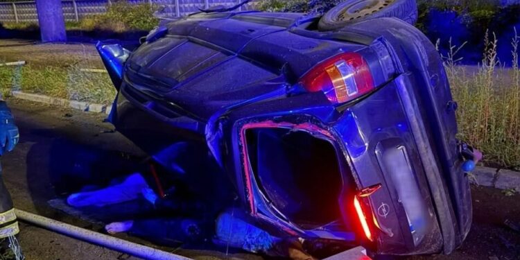 У Києві автомобіль Opel впав з мосту, водій загинув