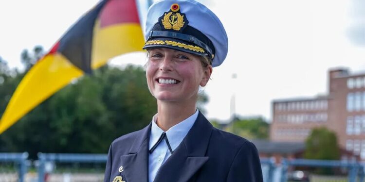 Бойовий корабель ВМС Німеччини вперше очолила жінка