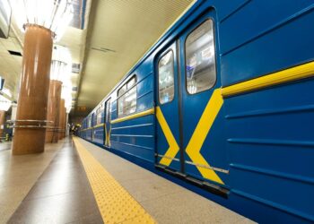 У Києві під час жовтого рівня тривоги працюватиме "зелена" гілка метро, комендантську годину скоротять – Зеленський