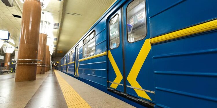 У Києві під час жовтого рівня тривоги працюватиме "зелена" гілка метро, комендантську годину скоротять – Зеленський