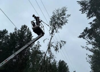 В Україні через обстріли рф є знеструмлення у восьми областях, понад 600 населених пунктів без світла через негоду