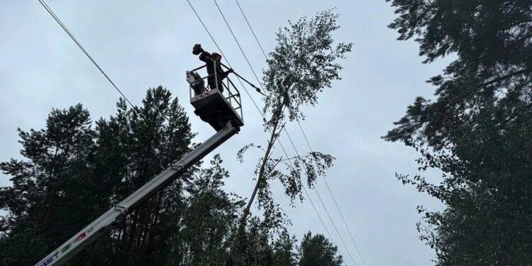В Україні через обстріли рф є знеструмлення у восьми областях, понад 600 населених пунктів без світла через негоду