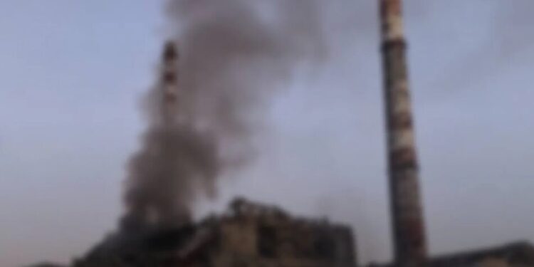 Енергетики розбирають завали і лагодять ТЕЦ після російського удару в Одесі – коли відновлять мережу