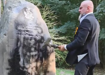 Скандальний польський політик знищив монумент українцям – реакція Києва не забарилась