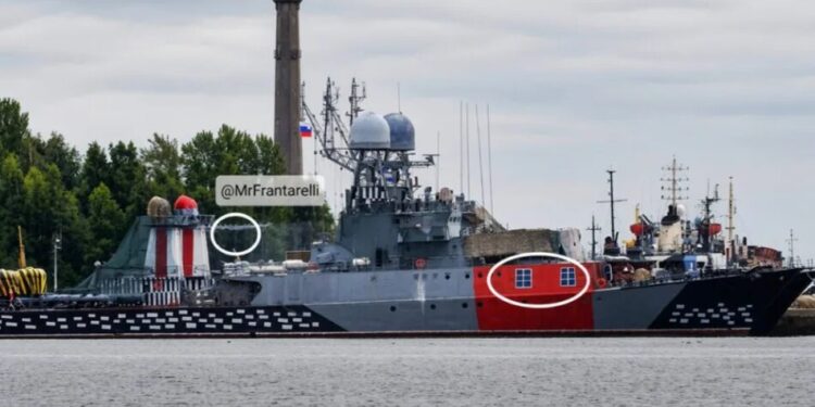 росіяни замаскували корабель Балтійського флоту під берегові будинки за прикладом німецького "Тірпіца"