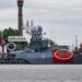 росіяни замаскували корабель Балтійського флоту під берегові будинки за прикладом німецького "Тірпіца"