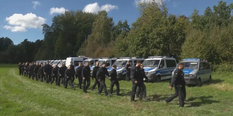 Біля військового аеродрому Німеччини розбився безпілотник, поліція почала масштабну операцію