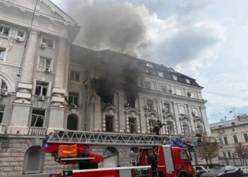 москва завдала удару під час відновлення мирних зусиль – у МЗС відреагували на атаку по будівлі СБУ