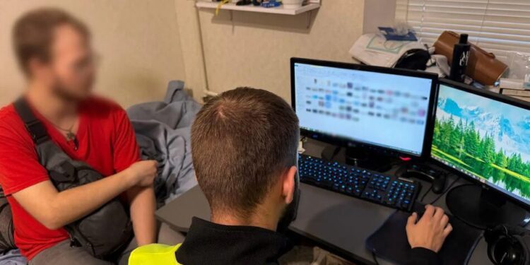У Києві чоловіка підозрюють у насильстві над 4-річним племінником, під час обшуку виявили 187 відео з дитячою порнографією