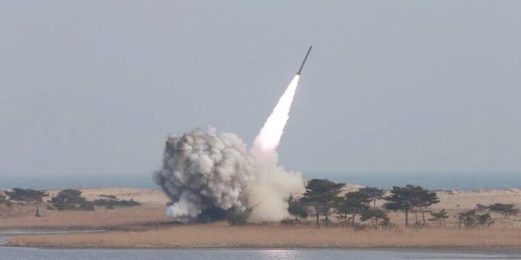 Північна Корея запустила балістичну ракету в бік Східного моря