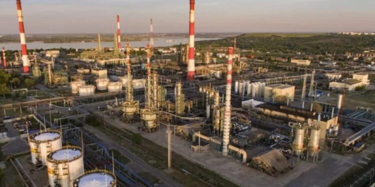 Українські дрони зупинили роботу ще двох НПЗ росії – Reuters