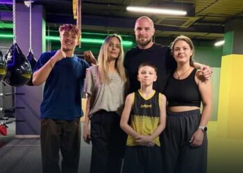 Анджеліна Джолі завітала до боксерського клубу в Харкові, її син Нокс провів тренування із українськими захисниками