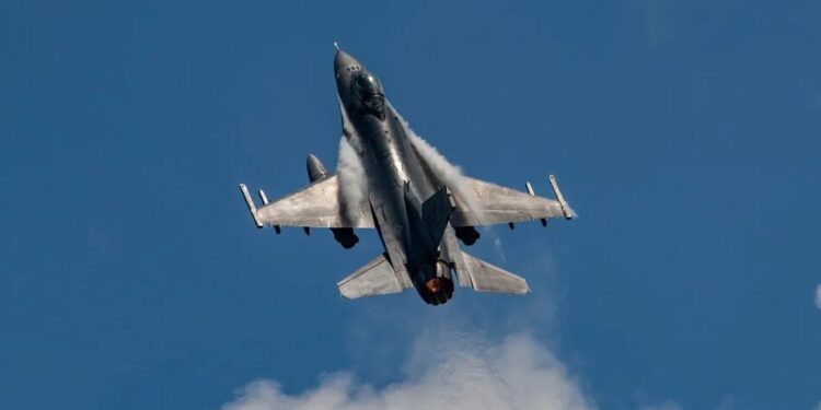 Поблизу бази США в Німеччині розбився винищувач F-16, є постраждалий