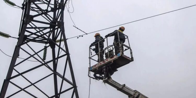 Ворожі обстріли залишили без світла частину споживачів у чотирьох областях