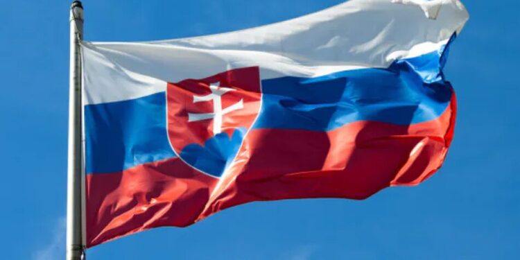 Словаччина викличе посла росії через удар поблизу свого посольства у Києві
