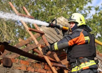 Атака дрона на Рівненщину зруйнувала будинок, четверо людей постраждали