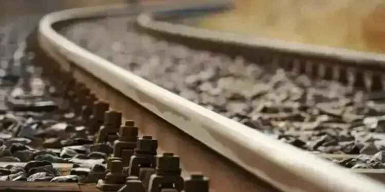 росіяни атакували залізницю у Києві: поранено залізничника, потяги затримуються
