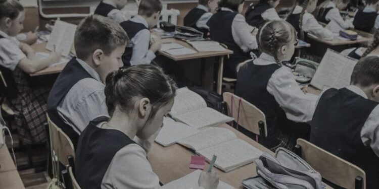 У російських школах посилюють пропаганду та військову підготовку
