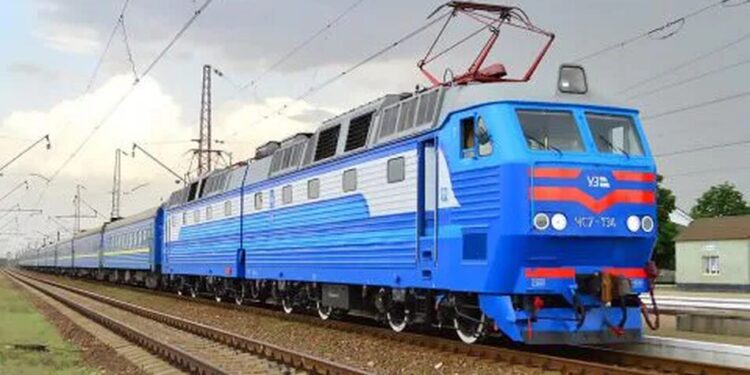 Атаки рф спричинили затримки поїздів до 14 годин