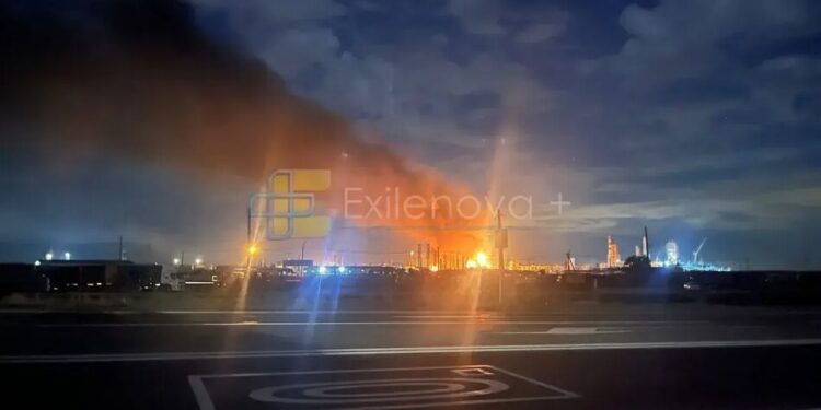 Сили оборони уразили Ільський НПЗ та завод компонентів для ракет у рф – Зеленський