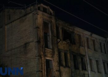 У Шевченківському районі Києва БПЛА влучив у незаселений будинок, пожежу локалізували