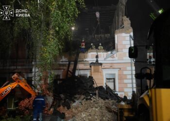 росія вночі вдарила балістикою по Києву: пошкоджені адмінбудівля та навчальний заклад