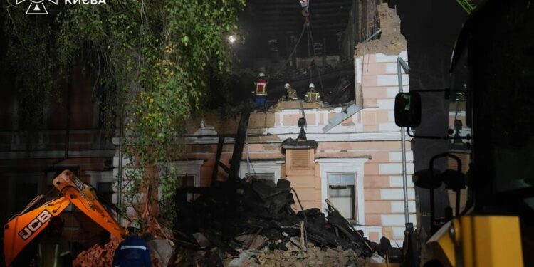 росія вночі вдарила балістикою по Києву: пошкоджені адмінбудівля та навчальний заклад
