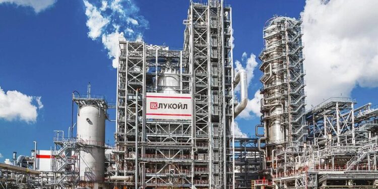 Удари Сил оборони зупинили роботу двох великих нафтопереробних підприємств рф – Генштаб