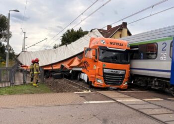У Польщі потяг із сотнями пасажирів врізався у вантажівку, яка застрягла на переїзді