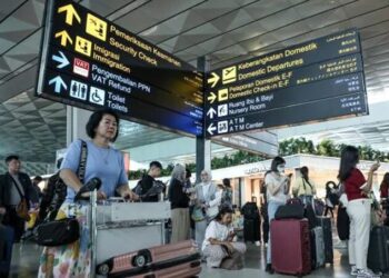 Тисячі скасованих рейсів і закриті аеропорти: подорожі до Індонезії опинилися під загрозою через виверження вулкану