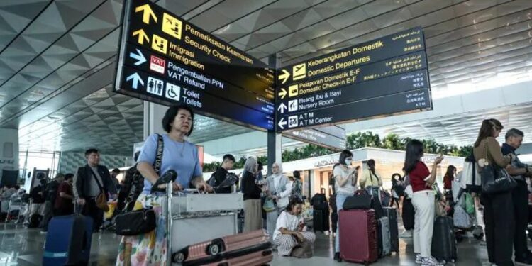 Тисячі скасованих рейсів і закриті аеропорти: подорожі до Індонезії опинилися під загрозою через виверження вулкану