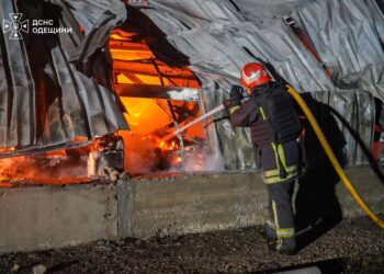 Атака рф триває – з ранку постраждалі в Києві й Одесі, влучання на залізниці