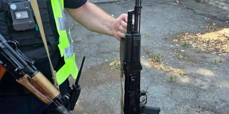 У Києві військового затримали через погрози автоматом перехожому – поліція