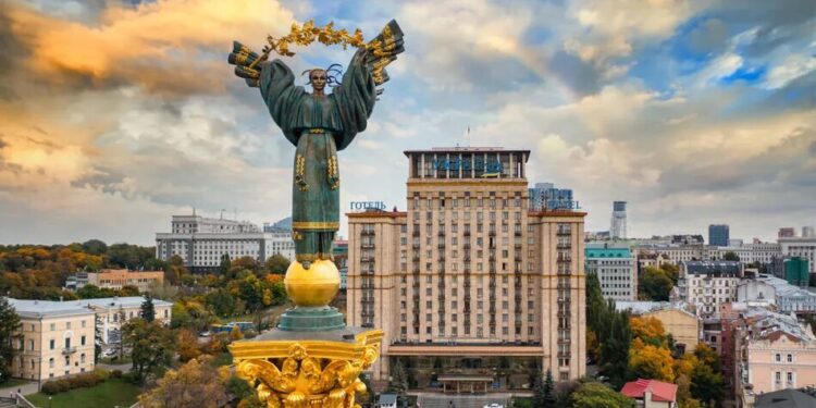 Метро та міські установи працюватимуть, а масові заходи обмежать – як зміниться життя у Києві після 10 вересня