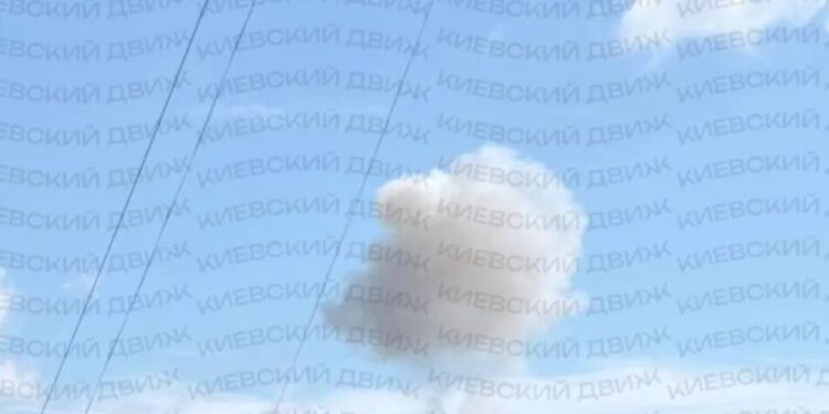 У Києві сталася пожежа у 6-поверхівці через приліт російського дрона