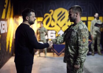 Зеленський зустрівся з учасниками операції "Вівальді" та вручив нагороди