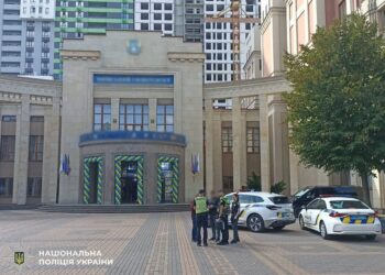 У Києві під час повітряної тривоги просто неба проводили посвяту першокурсників, поліція відкрила провадження