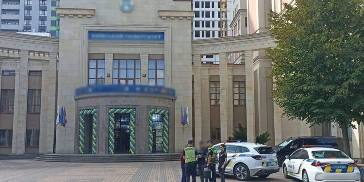 У Києві під час повітряної тривоги просто неба проводили посвяту першокурсників, поліція відкрила провадження