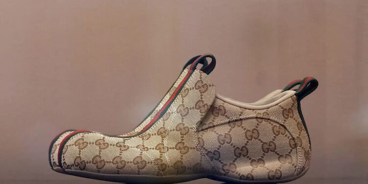 Gucci продає нові моделі розкішних кросівок із маркуванням "Made in China" – скільки вони коштують та чому їх критикують