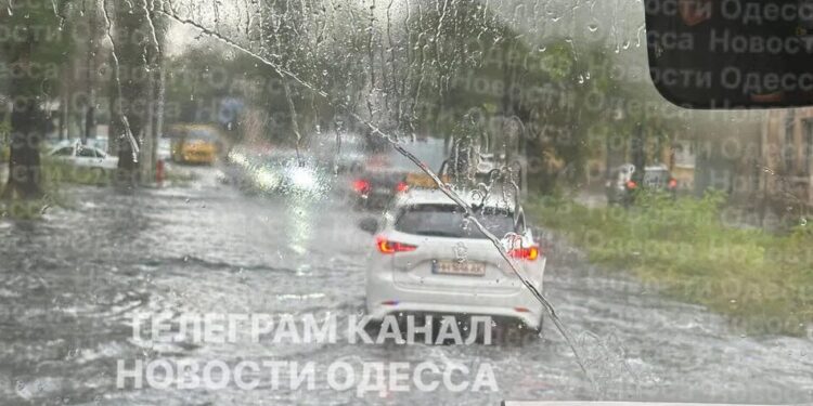 Одесу накрила негода: вулиці підтоплені, оголошено жовтий рівень небезпеки