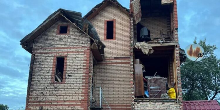 У Києві внаслідок атаки рф постраждали 8 людей, БпЛА влучив в АЗС