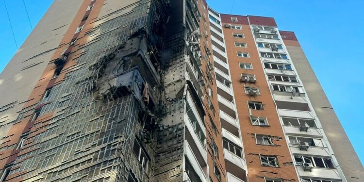 У Києві ворожий БПЛА влучив у 24-поверхівку є постраждалі